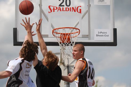 Streetballturnier am Tag der Arbeit (Foto: Landratsamt Kyffhäuserkreis) Streetballturnier am Tag der Arbeit (Foto: Landratsamt Kyffhäuserkreis)