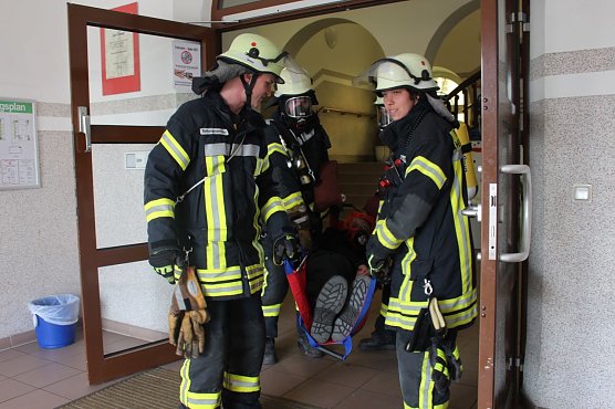 &Uuml;bung am Gymnasium (Foto: Feuerwehr Heiligenstadt)