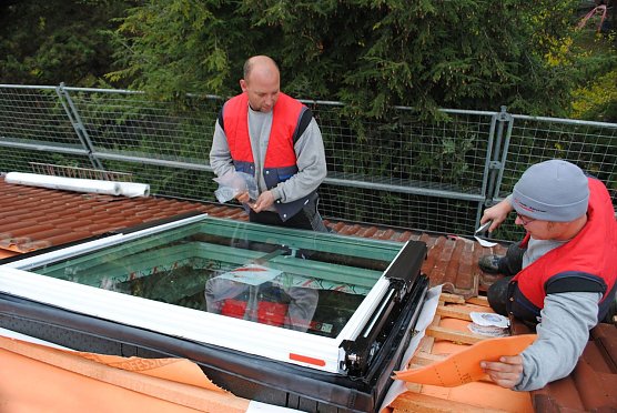 Ob normales Dachfenster oder funkgesteuertes Hightech-Fenster: Die Kosten f&uuml;r den Einbau durch den Dachdecker-Fachbetrieb sind wesentlich geringer als die Kosten zur Sanierung von Bausch&auml;den durch unqualifiziertes Do-it-Yourself. (Foto: privat)