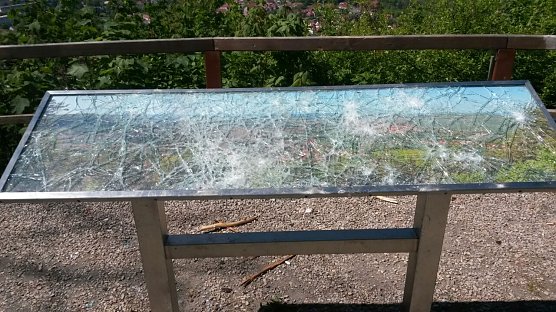 Schautafel zerst&ouml;rt (Foto: Elke Sagorski)