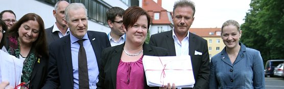 Petition übergeben (Foto: Bernhard Schauer) Petition übergeben (Foto: Bernhard Schauer)