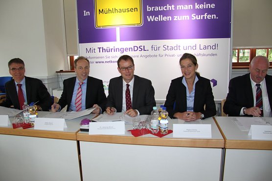 von links: Karsten Kluge(Gesch&auml;ftsf&uuml;hrer Th&uuml;ringer Netkom GmbH), Stefan Reindl (TEAG-Vorstandssprecher), Dr. Johannes Bruns (OB M&uuml;hlhausen), Regine Gierse (Gesch&auml;ftsf&uuml;hrerin Stadtwerke M&uuml;hlhausen) und Joachim Scheurich (techn. GF SW M&uuml;hlhausen). (Foto: Foto:Th&uuml;ringen Energie)