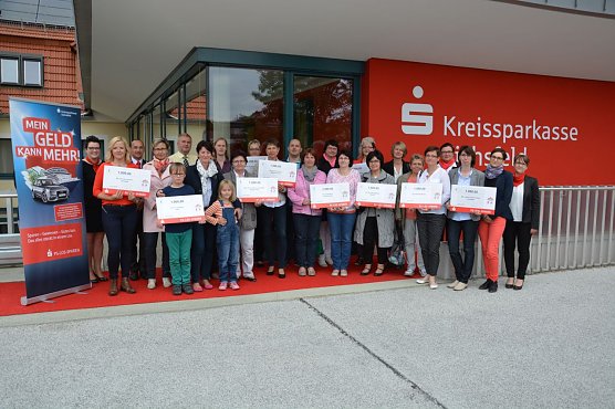 Spenden&uuml;bergabe bei der Kreissparkasse (Foto: Ulrike Meyer)