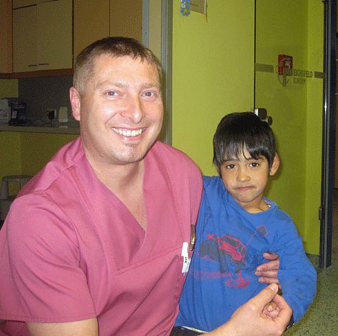 Chefarzt Dr. med. Oliver M&ouml;ller und Ramon (Foto: Norbert Bierschenk)