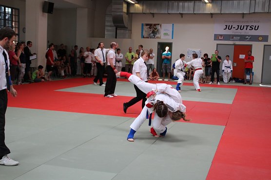 Madlen (rot) bei Wurftechnik (Foto: Ju-Jutsu Verein)