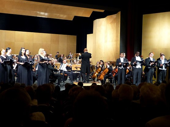 Festlich beginnt die Spielzeit mit der großen Operngala (Foto: Birgit Susemihl) Festlich beginnt die Spielzeit mit der großen Operngala (Foto: Birgit Susemihl)