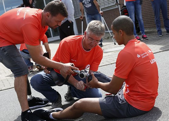 Heinrich Popow, Orthop&auml;dietechniker Markus Goldmann und Leon Sch&auml;fe (Foto: Ottobock)