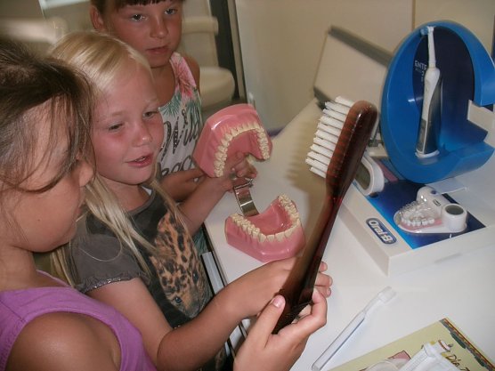 Beim Zahnarzt (Foto: Hort Fuhlrottschule) Beim Zahnarzt (Foto: Hort Fuhlrottschule)