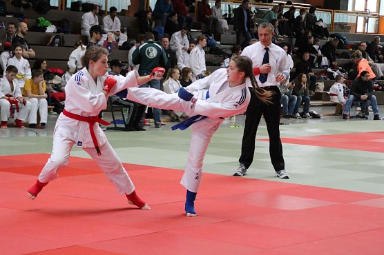 Madlen bei einem Kampf (re). (Foto: Ju-Jutsu Verein)