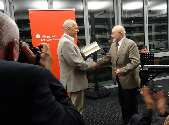 Der Autor bekam von Helmut Mecke das erste Exemplar (Foto: Ilka K&uuml;hn)