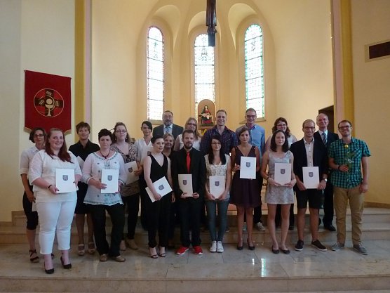 Zeugnis&uuml;bergabe (Foto: Rudi Peter)