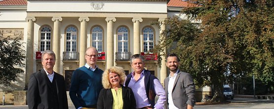 Neues Team f&uuml;r Theater und Loh-Orchester (v.l.:) Intendant Daniel Klajner, Christian Georg Fuchs, Anette Leistenschneider, Markus L. Frank und Ivan Alboresi (Foto: Angelo Glashagel)
