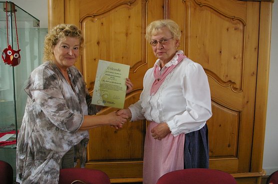 Übergabe Urkunde von Gisela Weber an Elfriede Grimm (Foto: Ilka Kühn) Übergabe Urkunde von Gisela Weber an Elfriede Grimm (Foto: Ilka Kühn)