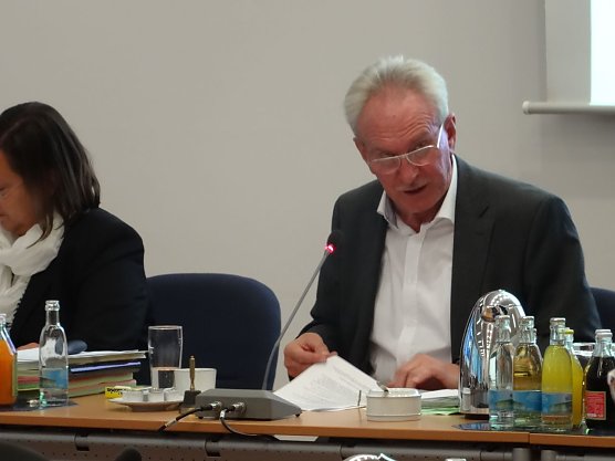 Gerd Reinhardt bei Einbringungsrede (Foto: Ilka Kühn) Gerd Reinhardt bei Einbringungsrede (Foto: Ilka Kühn)