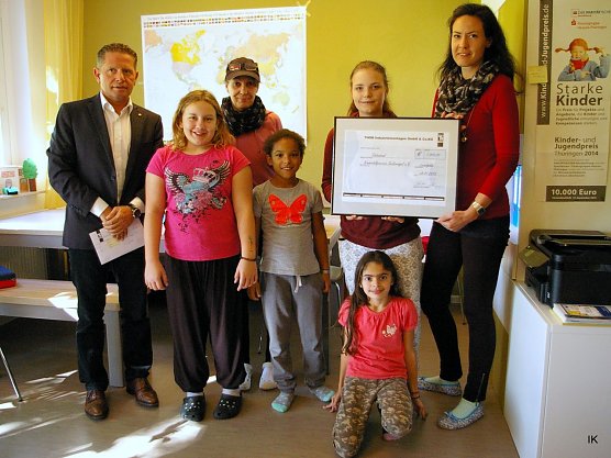 Spenden&uuml;bergabe im Regenbogenhaus (Foto: Ilka K&uuml;hn)
