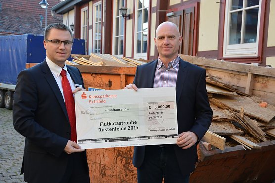 Spendenübergabe (Foto: Torsten Kay Schuchardt) Spendenübergabe (Foto: Torsten Kay Schuchardt)