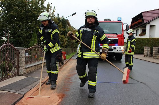 Beseitigung &Ouml;lspur (Foto: Feuerwehr Heiligenstadt)