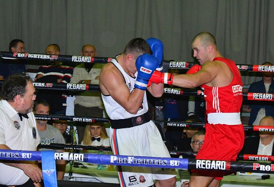 Mit seinem Sieg im Superschwergewicht sorgt Vladimir Ivanov (rotes Dress) f&uuml;r die Entscheidung zugunsten der Nordh&auml;user (Foto: Johann Reinhardt)