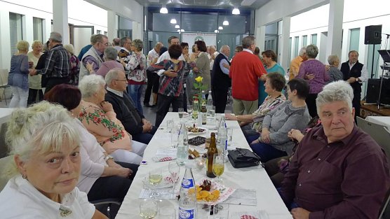 Geselliges Beisamensein (Foto: Werner Probst) Geselliges Beisamensein (Foto: Werner Probst)