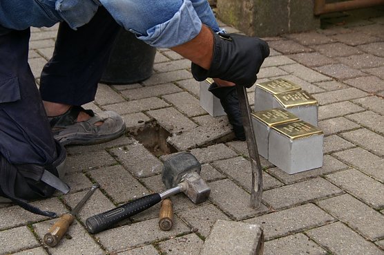Verlegung von Stolpersteinen (Foto: Christian St&uuml;tzer)