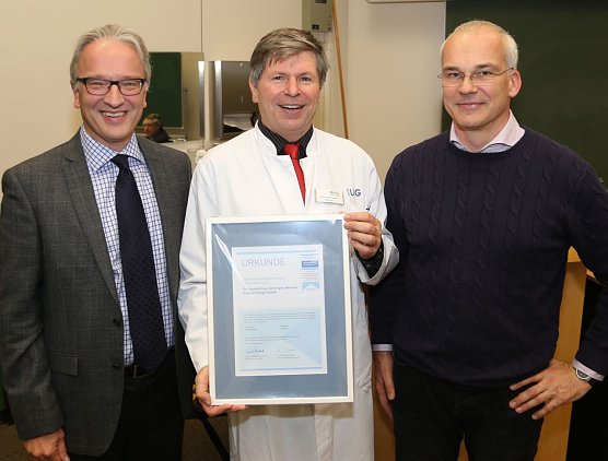 Zertifikat erhalten (Foto: EKW)