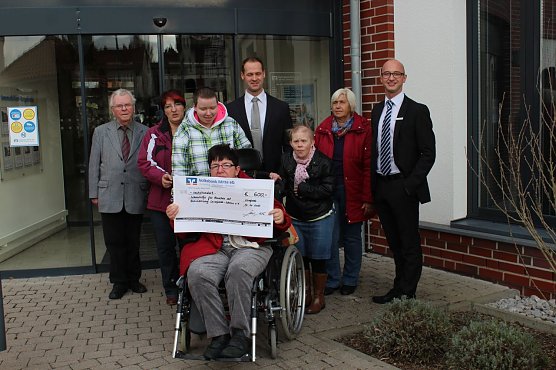 Freude &uuml;ber die Spende (Foto: Gisela Reinhardt)