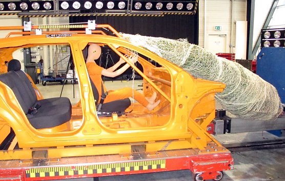 Hier wird der Weihnachtsbaum zum Geschoss (Foto: ADAC)