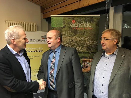 Gratulation f&uuml;r Gerold Wucherpfennig (Foto: Christoph G&uuml;nther)