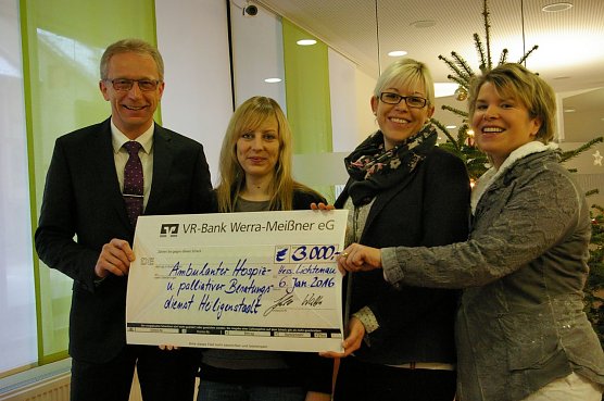 Spenden&uuml;bergabe bei der VR Bank (Foto: Ilka K&uuml;hn)