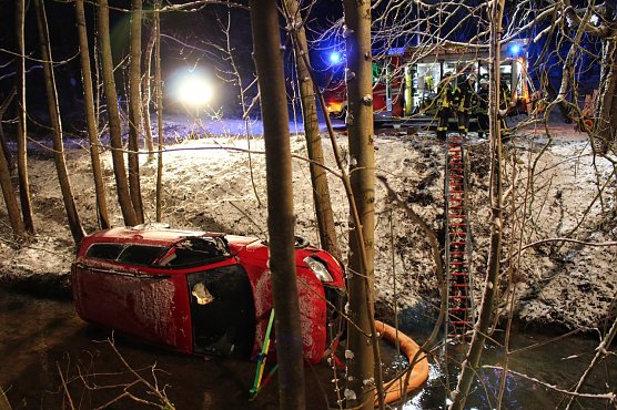 Im Bach gelandet (Foto: Feuerwehr Heiligenstadt)