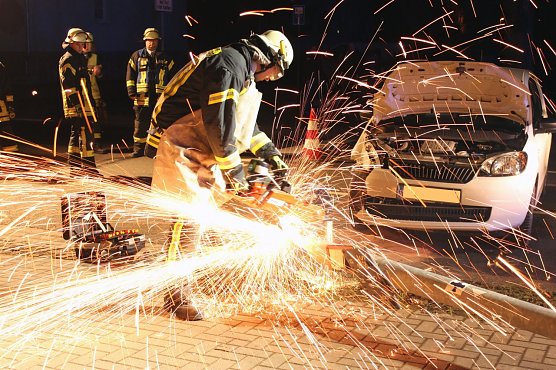 Stra&szlig;enlaterne angefahren (Foto: Feuerwehr Heiligenstadt)