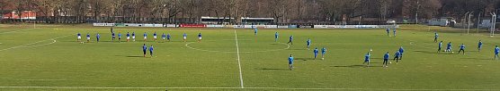 Blick auf den Platz - beide Teams machen sich warm (Foto: nnz) Blick auf den Platz - beide Teams machen sich warm (Foto: nnz)