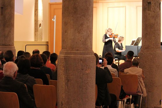 Junge Geiger im Konzert (Foto: Karl-Heinz Herrmann)