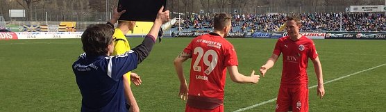 Wechsel bei Wacker in der 40. Minute: F&uuml;r Pe&szlig;olat spielt nun Langer (Foto: Robert Wisse)