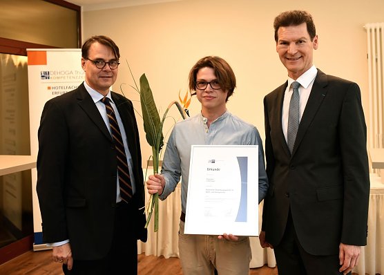 Ehrung f&uuml;r den Klausenhof (Foto: IHK)