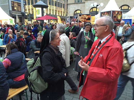 Caritasdirektor im Gespräch (Foto: Thomas Müller, Caritas) Caritasdirektor im Gespräch (Foto: Thomas Müller, Caritas)