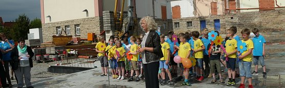 Architektin Dr. Anke Schettler bei der Grundsteinlegung (Foto: Ilka Kühn) Architektin Dr. Anke Schettler bei der Grundsteinlegung (Foto: Ilka Kühn)