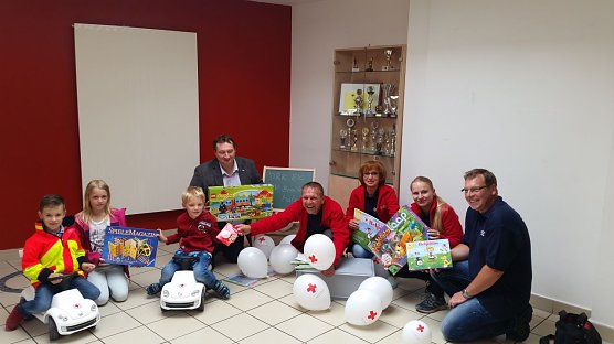 Spielkiste &uuml;bergeben (Foto: Florian Blacha)