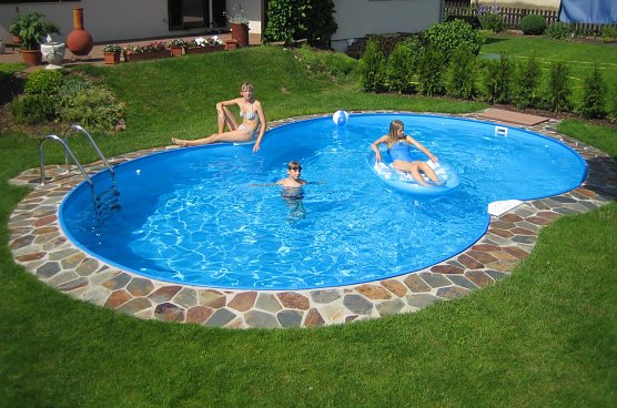 Planschen im eigenen Garten - der Pool machts möglich (Foto: future-pool.de) Planschen im eigenen Garten - der Pool machts möglich (Foto: future-pool.de)