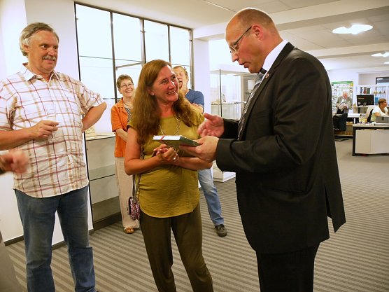 Künstlerin und Bürgermeister (Foto: Ilka Kühn) Künstlerin und Bürgermeister (Foto: Ilka Kühn)