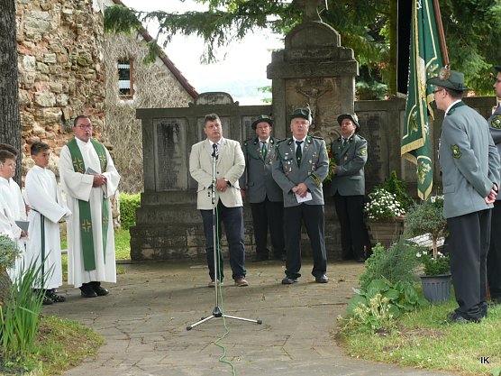 Am Kriegerdenkmal (Foto: Ilka Kühn) Am Kriegerdenkmal (Foto: Ilka Kühn)