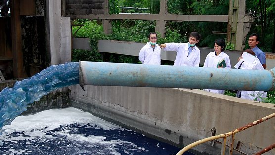 Mit gef&auml;hrlichen Chemikalien produzieren hingegen weiterhin Esprit, Nike, LiNing und Victorias Secret.  (Foto: Greenpeace)