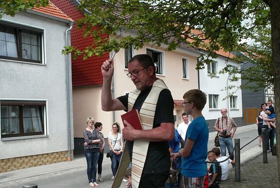 Segnung der Stra&szlig;e (Foto: Ilka K&uuml;hn)