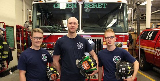 Die drei Kameraden vor FDNY-L&ouml;schfahrzeug 60 (Foto: Feuerwehr Heiligenstadt)