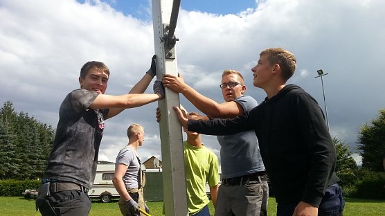 Zeltaufbau (Foto: Kirmesverein) Zeltaufbau (Foto: Kirmesverein)