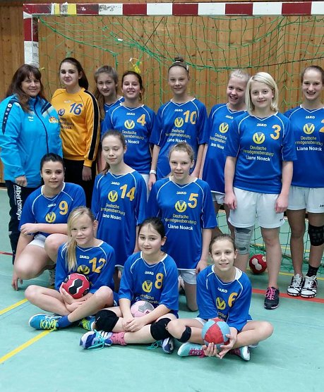 Silke Gr&auml;ser mit ihren Handballm&auml;dchen (Foto: Kiara Marschhausen)