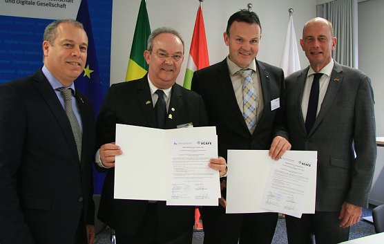 Prof. J&ouml;rg Wagner (2. von rechts) unterzeichnete Kooperation f&uuml;r Nordh&auml;user Hochschule (Foto: TMWWDG)