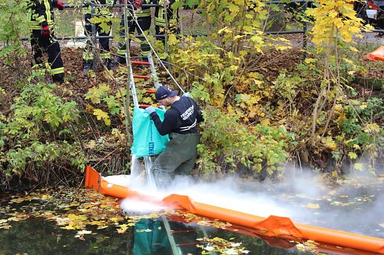 Ölsperre am Alten Friedhof (Foto: Feuerwehr Heiligenstadt) Ölsperre am Alten Friedhof (Foto: Feuerwehr Heiligenstadt)