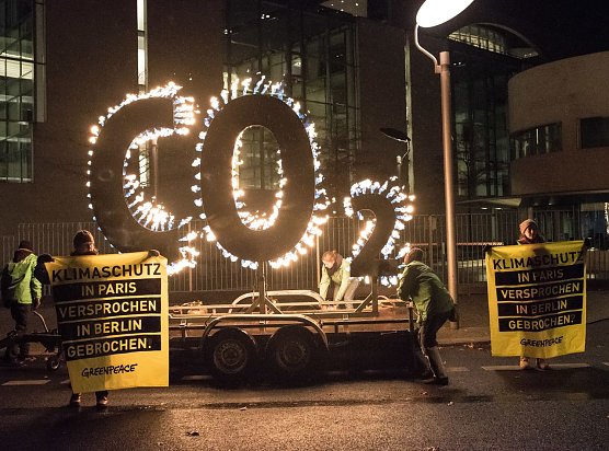 Protest vor dem Bundeskanzleramt (Foto: Ruben Neugebauer/Greenpeace)