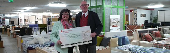 1000 Euro Spende (Foto: Ilka K&uuml;hn)